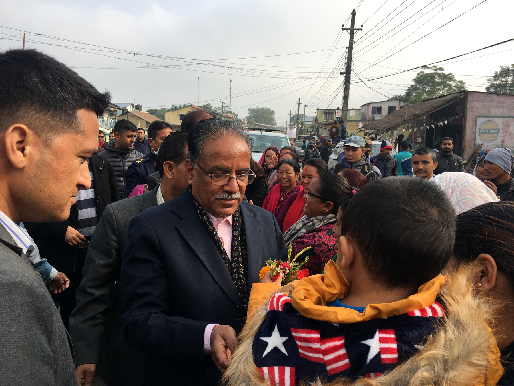 विमानमा फर्किन मौसमले साथ दिएन, गाडीमै काठमाडौै आउँदै प्रचण्ड