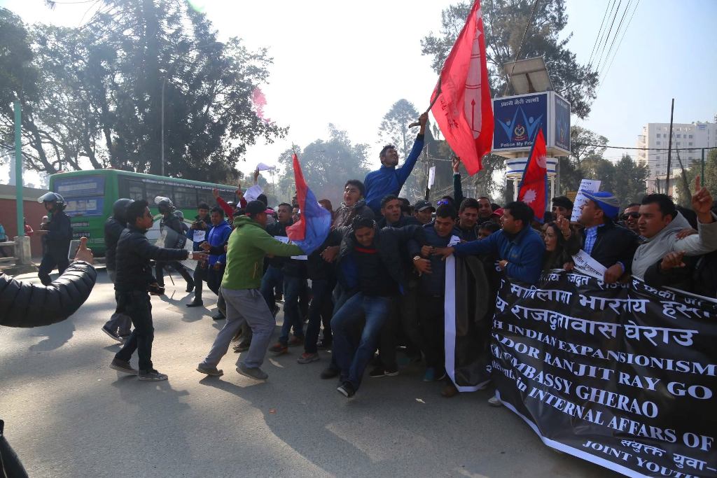 'आन्तरिक मामिलामा हस्तक्षेपविरुद्ध' एमाले भ्रातृ संस्थाका विद्यार्थीले घेरे भारतीय दूतावास
