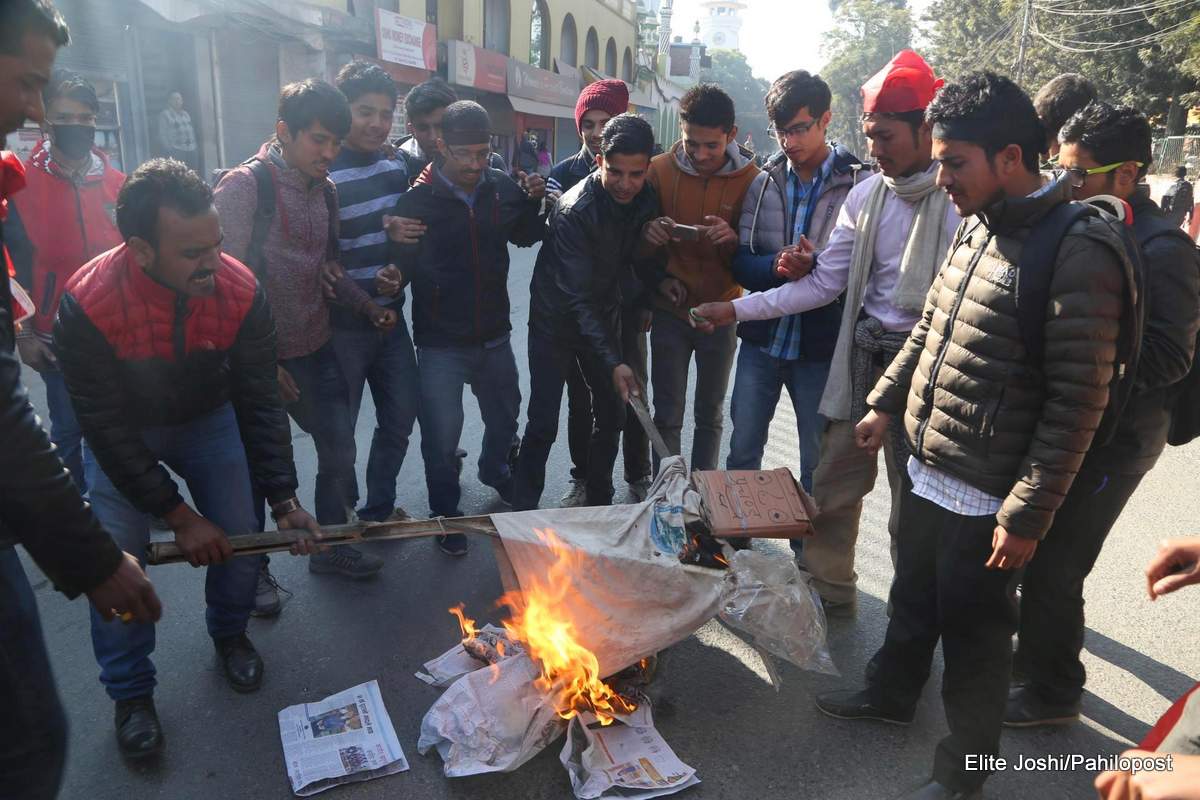 आज पनि एमाले कार्यकर्ताको प्रदर्शन, विद्यार्थीले जलाए प्रधानमन्त्रीको पुतला