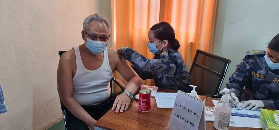 गृहमन्त्री थापाले लगाए कोभिड १९ बिरुद्धको खोप