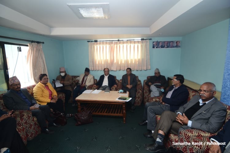 ओलीविरुद्ध कस्तो बनाउने रणनीति? प्रचण्ड माओवादी नेतासँग जुटे छलफलमा