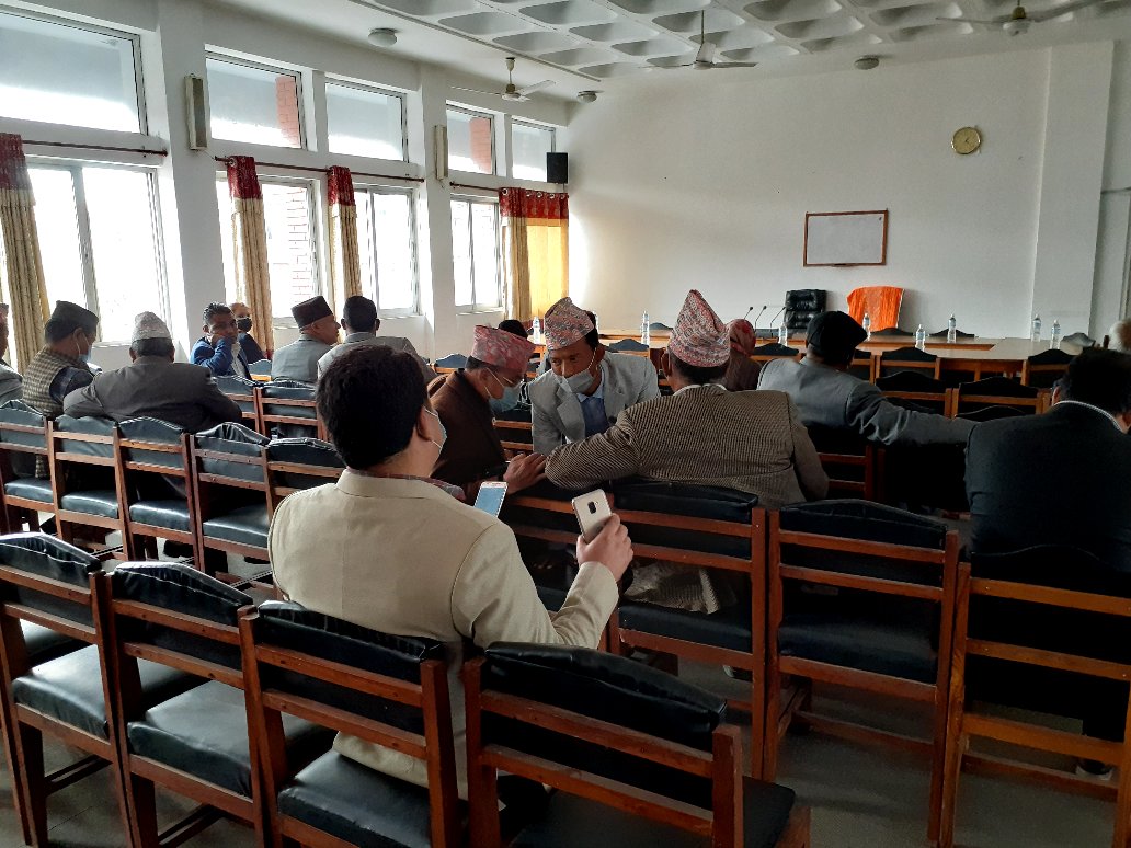 संसदीय दलको कार्यालयमा प्रचण्ड-नेपाल छलफलमा, सांसदहरु चाहिँ संसदीय दलको बैठक हलमा