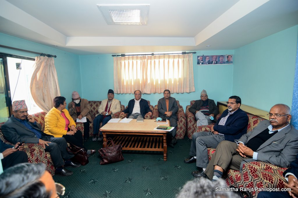 नयाँ समीकरणमा प्रचण्डको सक्रियता : संसद बैठक अघि स्थायी कमिटीमा सरकारलाई दिएको समर्थन फिर्ताबारे छलफल