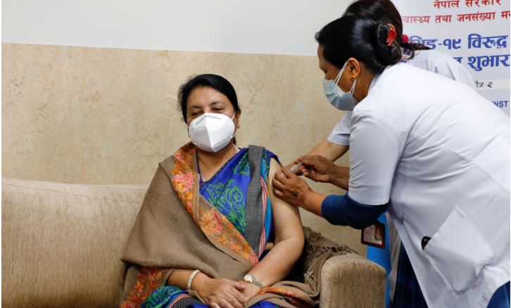 राष्ट्रपति भण्डारीले लगाइन् कोरोनाविरुद्धको खोप