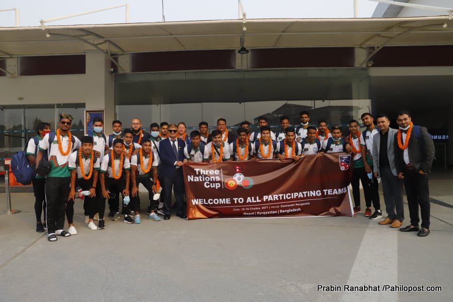 त्रिदेशीय फुटबल : काठमाडौं आइपुग्यो बंगलादेशको फुटबल टोली