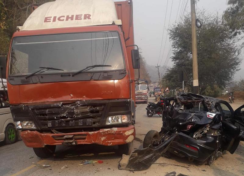 दासढुङ्गामा ट्रक र कार एक आपसमा ठोक्किँदा २ जनाको मृत्यु, दुई जना गम्भीर घाइते