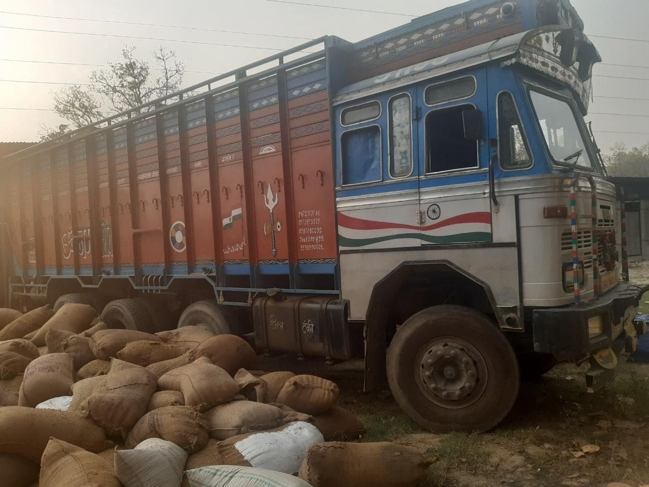 धानसहित आइसीपी भन्सार हुँदै भित्रिएको भारतीय ट्रकबाट १ करोडको अवैध कपडा बरामद