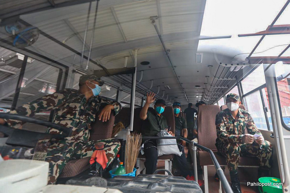 अफगानिस्तानबाट फर्किएका नेपालीको विमानस्थलमा एउटै स्वर : हामी सुरक्षित आयौं, अरु नेपालीलाई चाँडै ल्याइयोस्