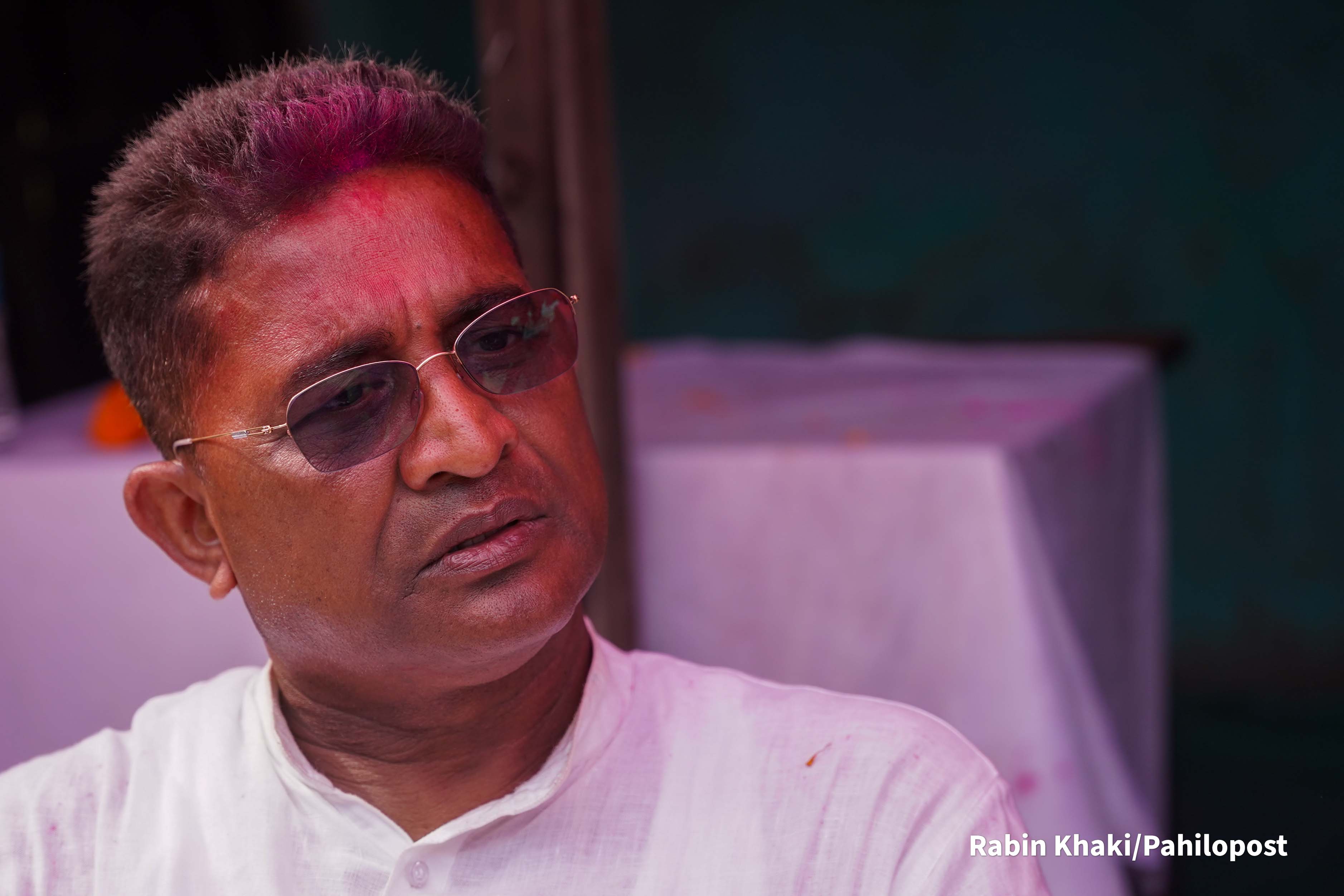 'एक हातमा सिन्दुर, अर्कोमा नागरिकता'को आरोप खेपेका रघुवीर भन्छन् : कांग्रेसले बोल्नै नआउनेलाई उम्मेदवार बनायो [अन्तर्वार्ता]