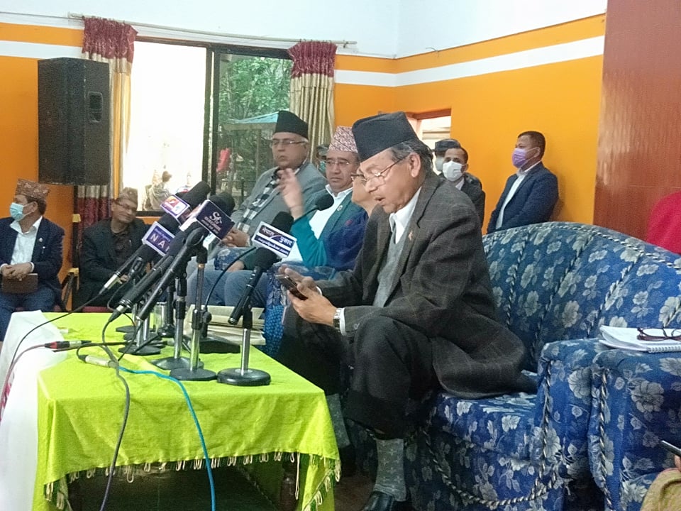 ओली समूहले एकता नमाने पार्टी निर्माण गर्ने साहस गर्नुपर्छ : झलनाथ खनाल