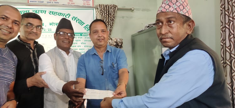 मिर्गौला पीडितलाई स्मारिका बचत तथा ऋण सहकारी संस्थाको एक लाख सहयोग