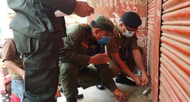 बिना सम्झौता सञ्चालनमा रहेका बसपार्कका ११२ पसलमा महानगरको सिलबन्दी