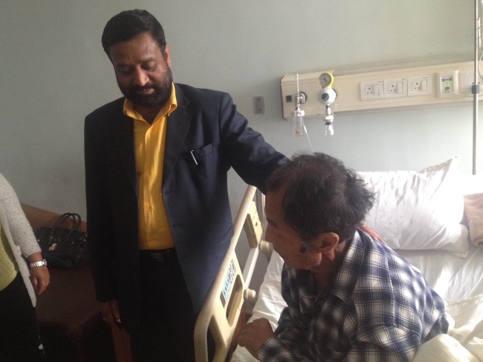 अस्वस्थ भएका मार्सलजुलुम शाक्यलाई निधिले गरे १५ लाख सहयोग घोषणा