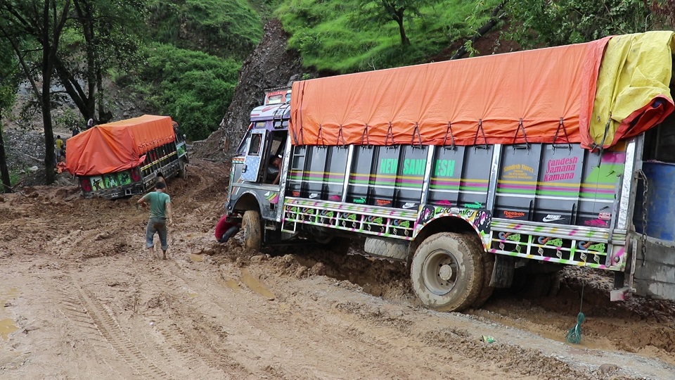 फोटोमा हेर्नुस् यस्तो छ गुल्मीका सडकको अवस्था
