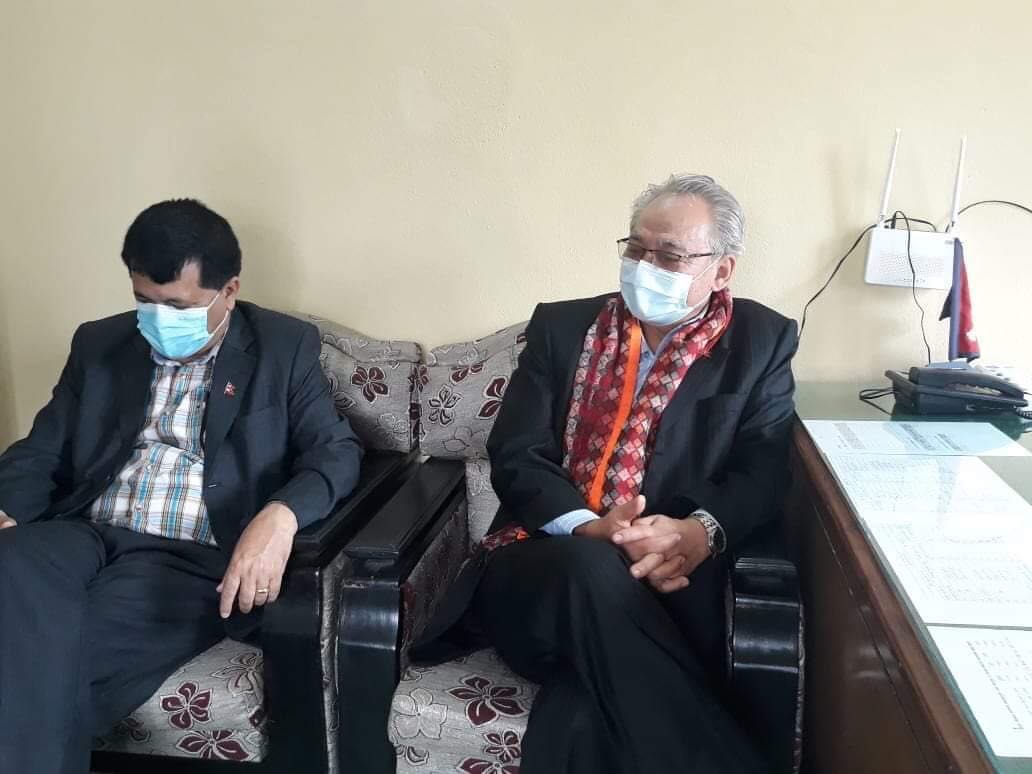 गृहमन्त्री बादलको उम्मेदवारी दर्ता, प्रस्तावकमा मुख्यमन्त्री पौडेल