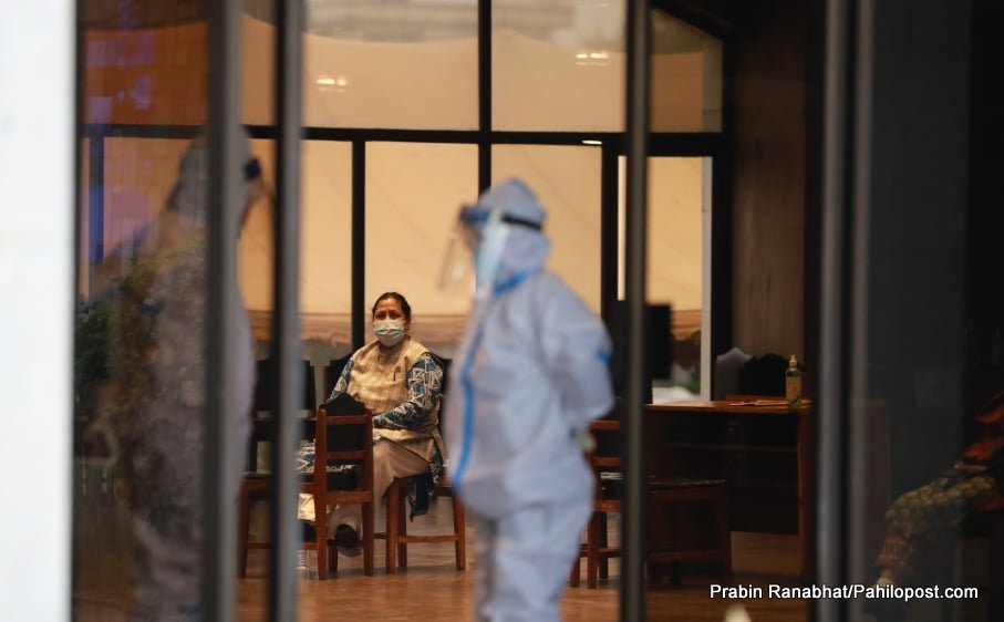 संसदभित्र आरोप प्रत्यारोप, कोभिड १९ भएका सांसद भने बाहिरअर्कै धुनमा