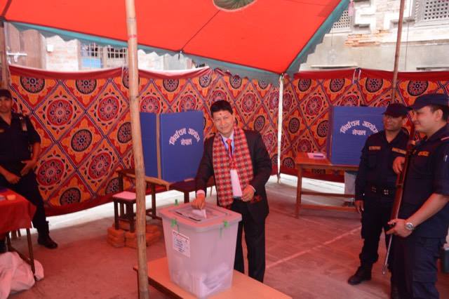 काठमाडौँका मेयरका प्रत्यासी विद्यासुन्दरले मतदान गरे 