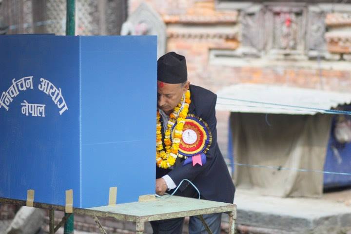 ह्विलचेयरमा ८१ वर्षे बाबुलाई सँगै लिएर मेयर प्रत्यासी राजुराजले गरे मतदान