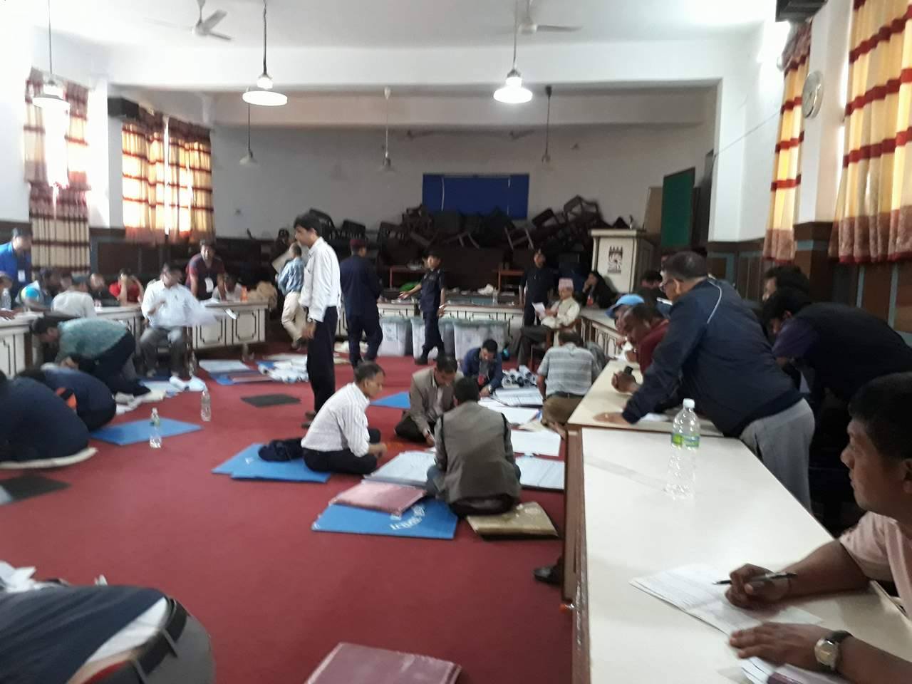 ७९ तहमा मतगणना जारी, चितवनमा ढुवानीका क्रममा १० मतपेटिकामा पानी छिर्‍यो