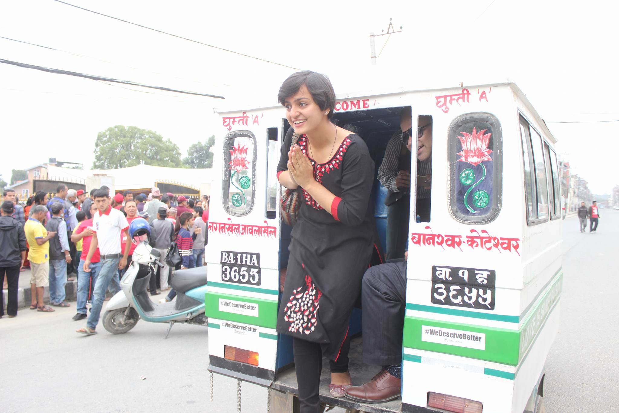 टेम्पो चढेर मतदान गर्न पुगिन् रञ्जु दर्शना