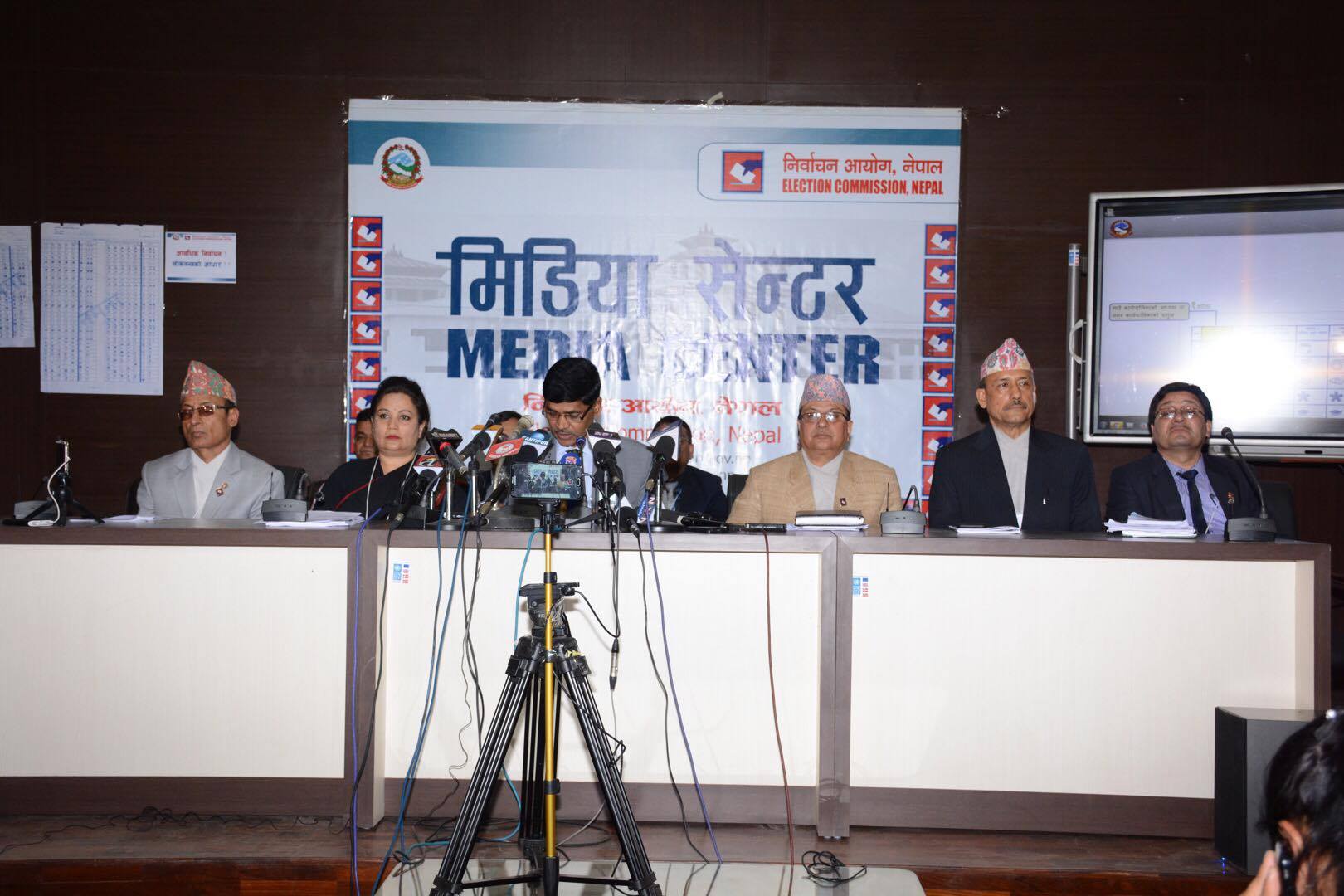 ७१ प्रतिशत मतदान : निर्वाचन आयोग, तीन स्थानको स्थगित