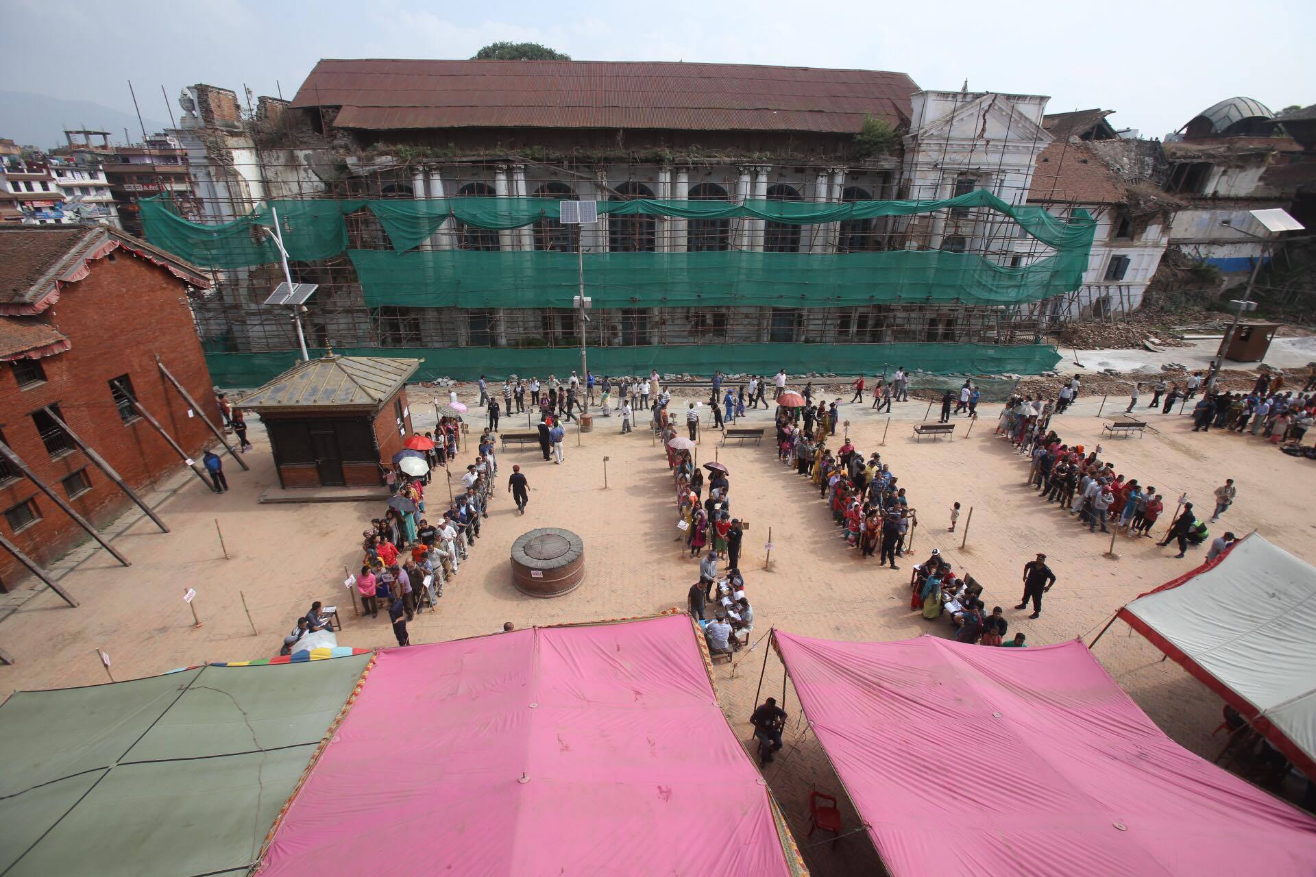 फोटोमा हेर्नुस्, काठमाडौँका मेयर उम्मेद्वारहरुको मतदान