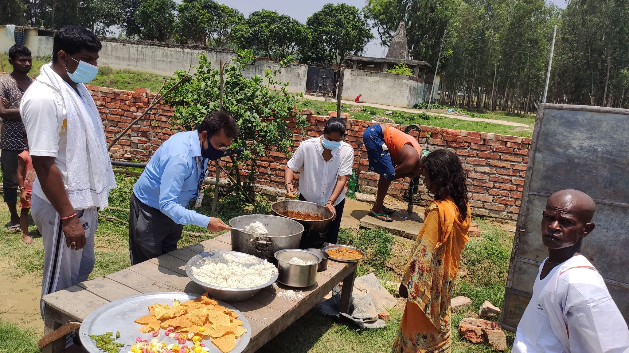 वडाध्यक्षले गरे धर्मशालामा बस्नेहरुका लागि निषेधाज्ञा अवधिभर खानाको व्यवस्था