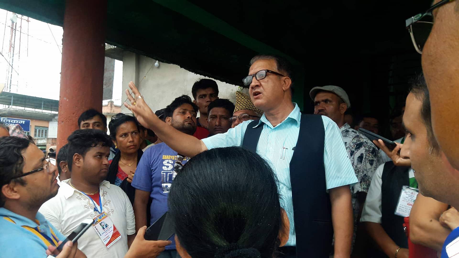 भरतपुरका निर्वाचन अधिकृतको चेतावनी : के हेलिकप्टरमा मतपेटिका काठमाडौं पठाएर गणना गराउँ? 