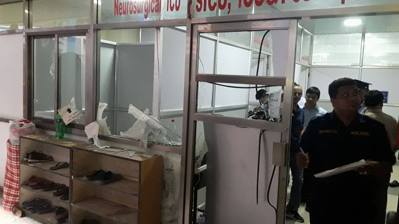 विरामीको मृत्युपछि चितवन मेडिकल कलेजको आइसियु कक्षमा तोडफोड
