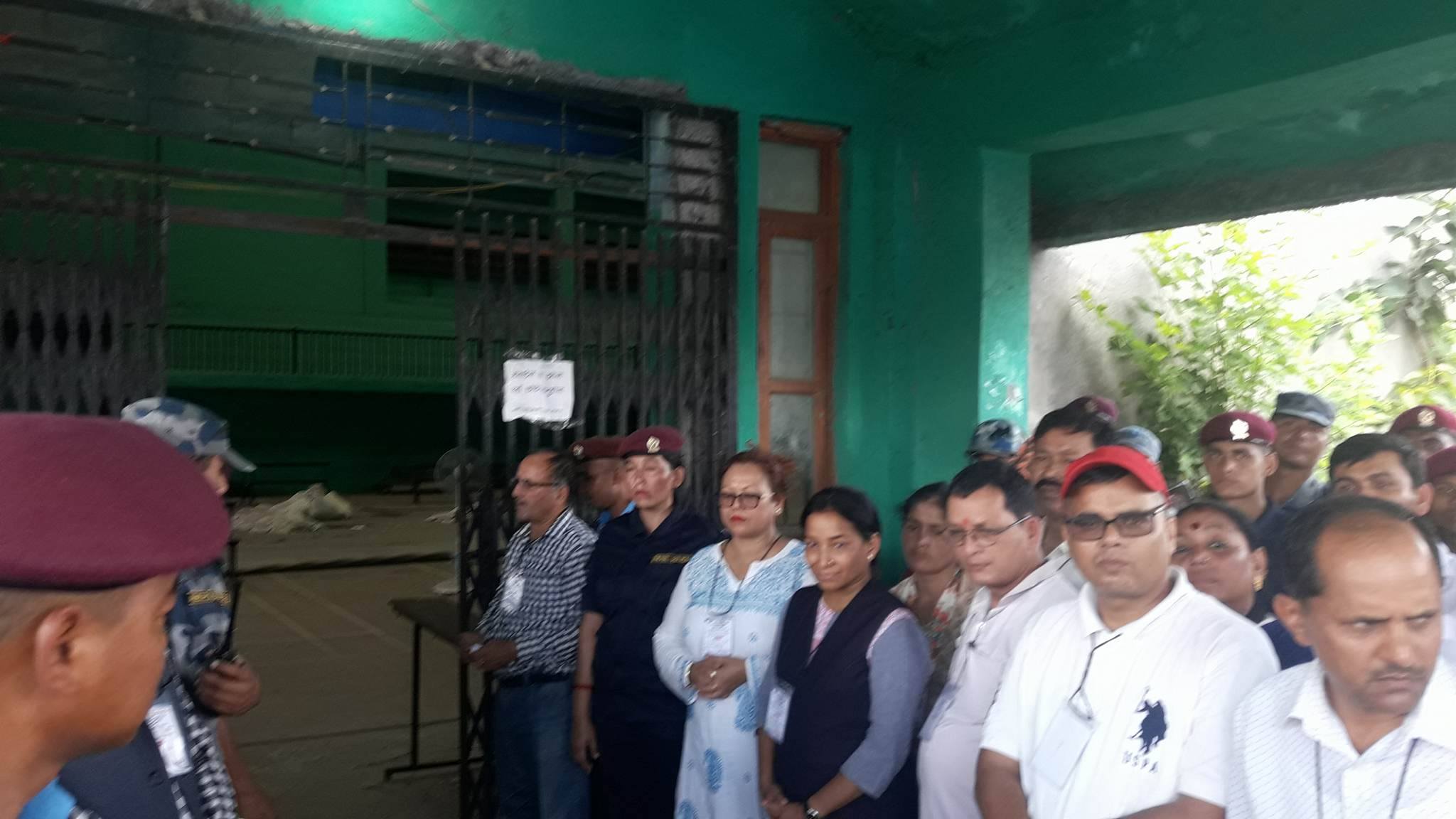 च्यातिएका मतपत्र गणना गर्न टोली मतगणनास्थलमा प्रवेश