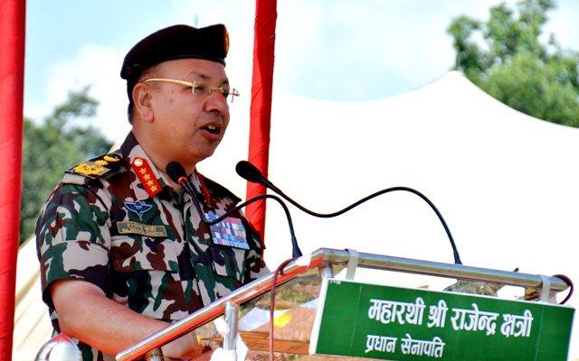 पोखरा पुगेर प्रधानसेनापतिले भने–नेपाली सेना बिखण्डनकारीको तमासा हेरेर बस्दैन