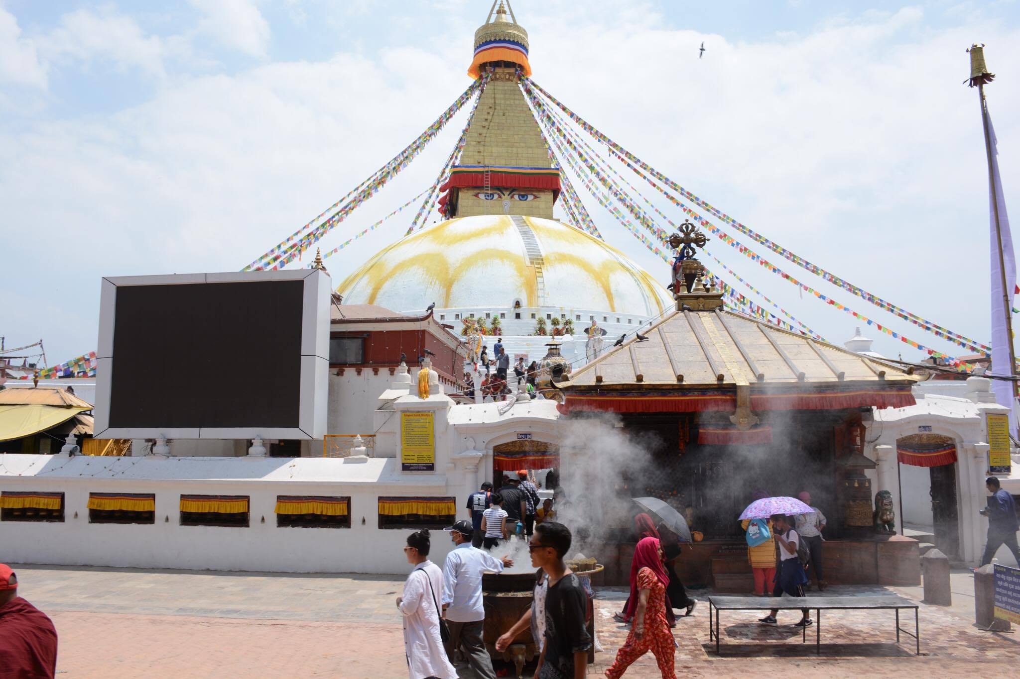 बौद्धनाथ स्तूपामा राखिएको डिजिटल डिस्प्ले हटाउन माग