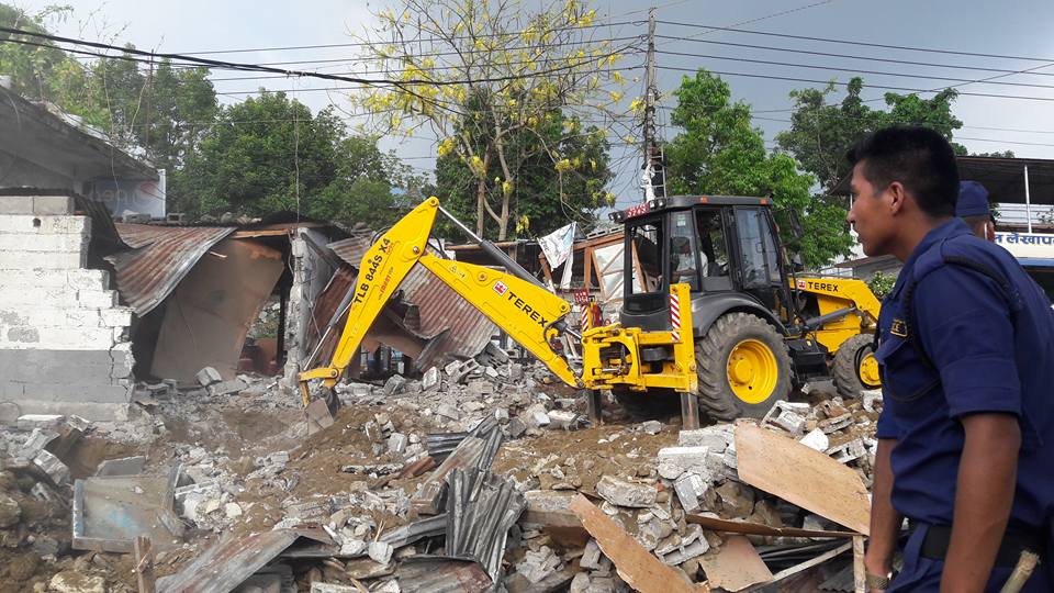 मापदण्ड मिचेर बनाएका संरचना हटाउँदै पोखरा महानगरपालिका