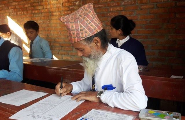७० वर्षीय दुर्गे विक एसइइमा उत्तीर्ण, उच्च शिक्षाका लागि दाताको खोजीमा
