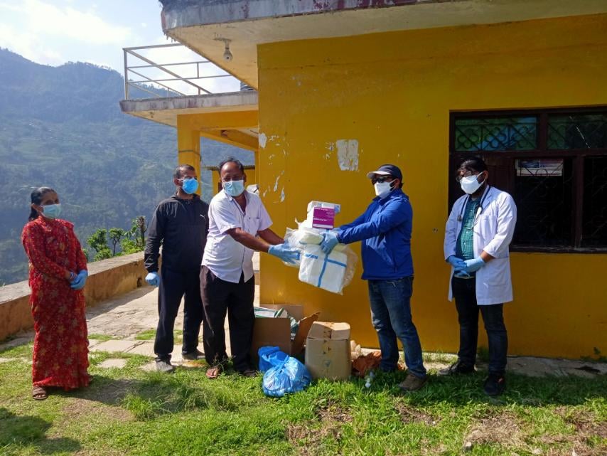 त्रिपुरासुन्दरीका स्वास्थ्य चौकीलाई नेविसंघ महामन्त्री तिमल्सिनाको स्वास्थ्य सामग्री सहयोग