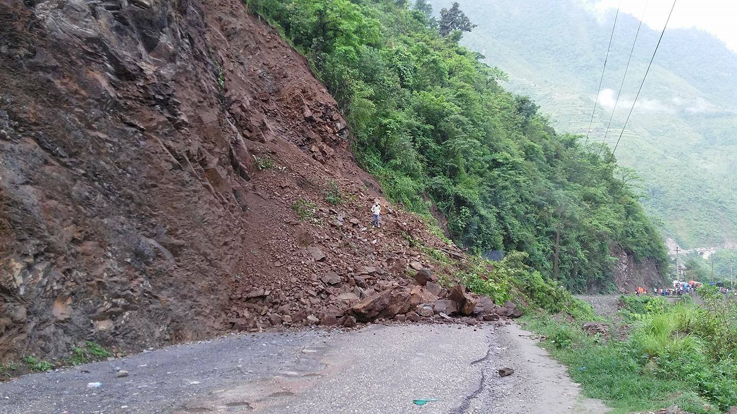 यसरी पुर्‍यो नारायणगढ–मुग्लिन सडकमा पहिरोले प्रहरी भ्यान र ट्रक हेर्नुस् भिडियोमा