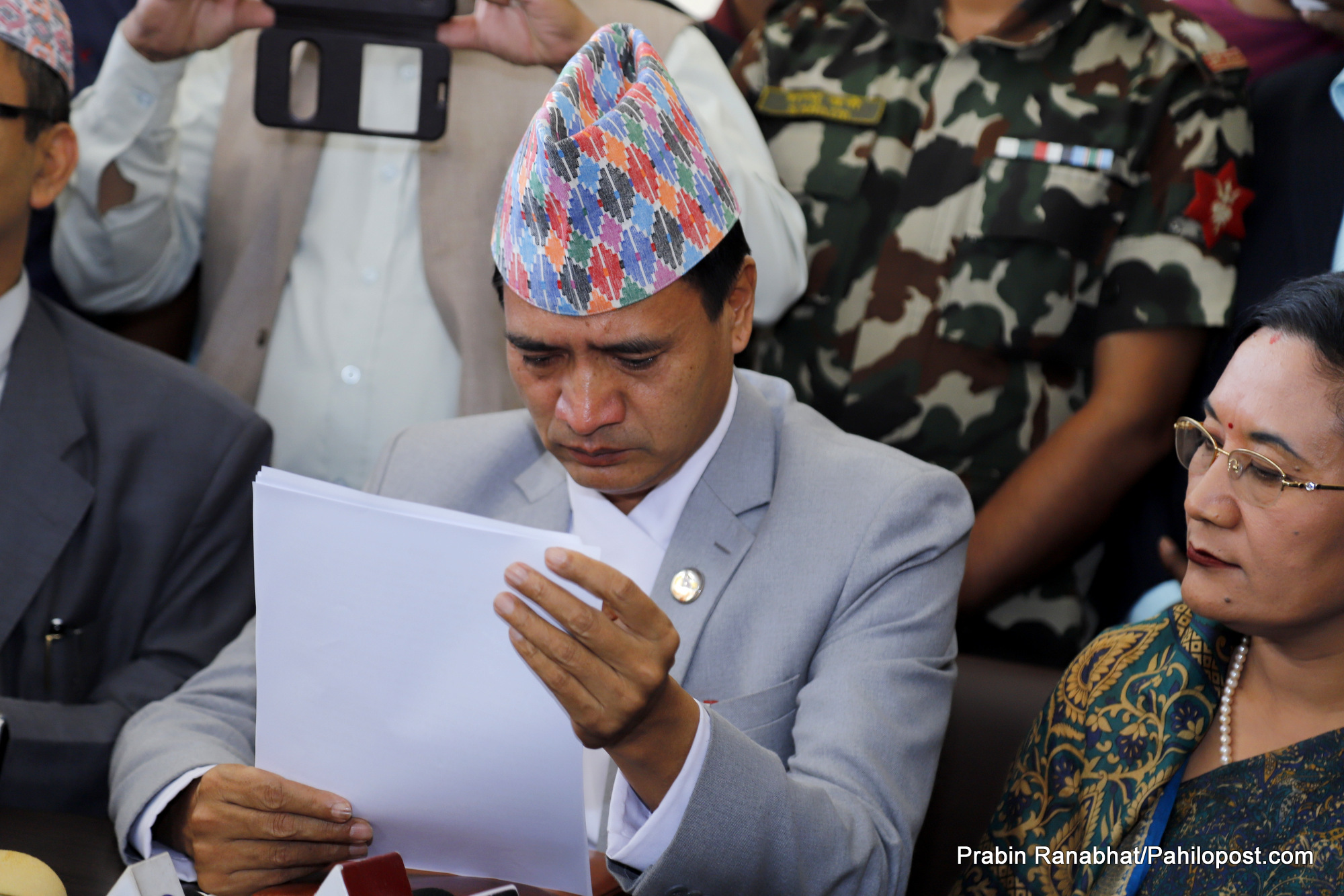 रुँदै बिदा भएका शेरबहादुर तामाङलाई गुट फेर्दा ओलीको उपहार : श्रीमान्  श्रीमती दुबै मन्त्री