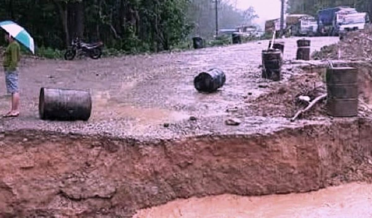 रुपन्देहीमा सडक भासिँदा पूर्वपश्चिम राजमार्ग अवरुद्ध