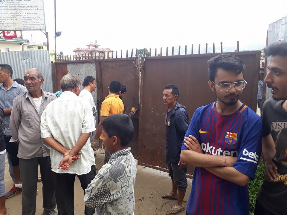 निर्माण कार्य सुस्त गरेको भन्दै मेलम्ची खानेपानी ट्याङ्की निर्माण स्थलमा तालाबन्दी
