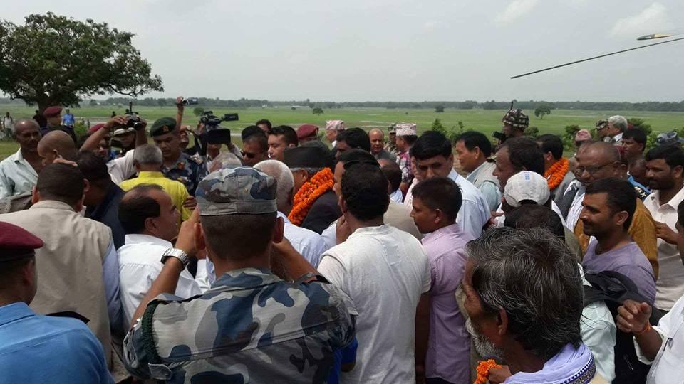 प्रधानमन्त्रीद्वारा सप्तरीका बाढीग्रस्त क्षेत्रको निरीक्षण