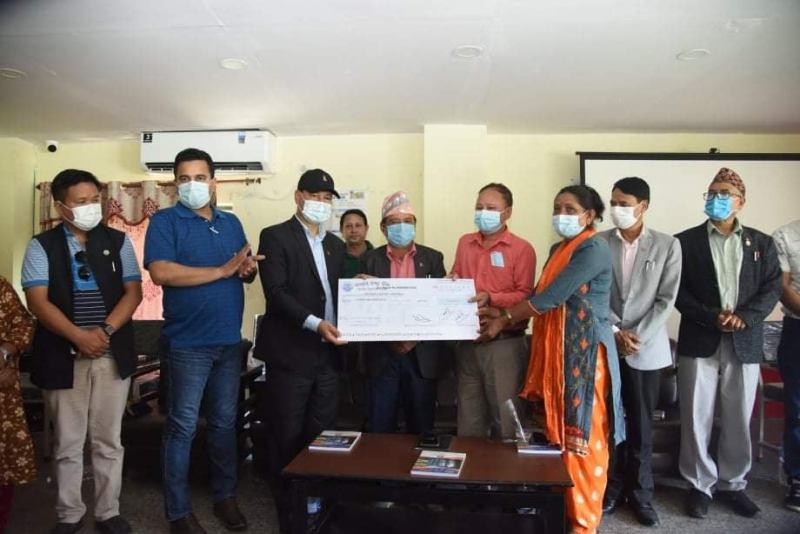 स्वास्थ्यमन्त्रीसँगै काठमाडौंका मेयर बाढीग्रस्त क्षेत्र मेलम्चीमा, तीन पालिकालाई तीन करोड सहयोग