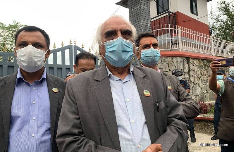 नवनियुक्त मुख्‍यमन्त्री नेपालीले लिँदै शपथ, मनाङेसहित चार मन्त्री मन्त्रीमण्डलमा