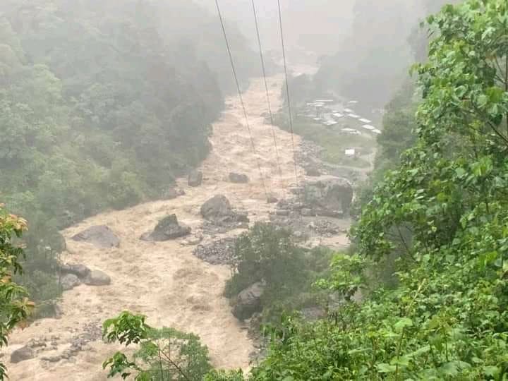 मर्स्याङ्दीमा आयो बाढी, बगायो पुल