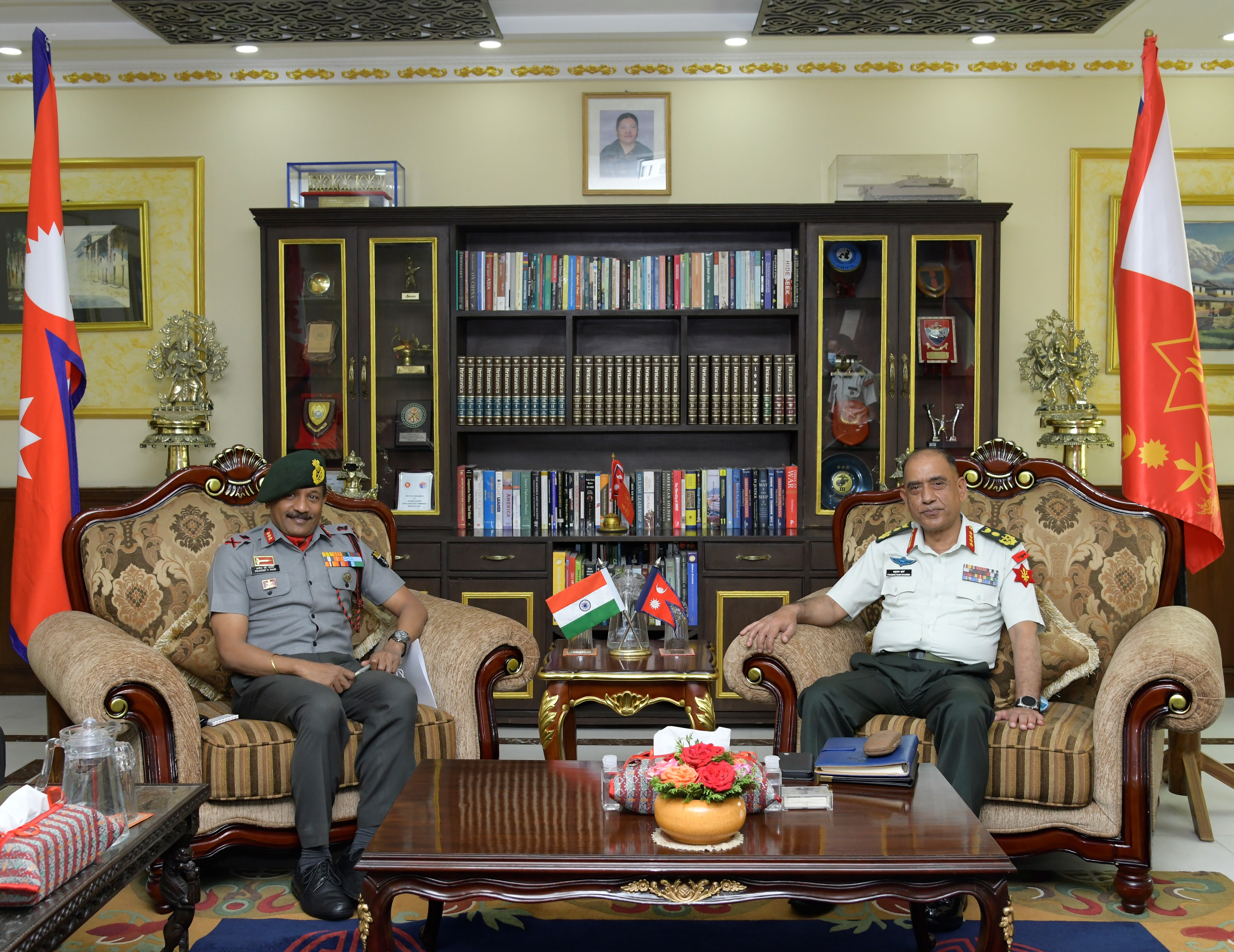 प्रधान सेनापति र भारतीय सेनाका लेफ्टिनेन्ट जनरल प्रदीप चन्द्रन नायरबिच भेटवार्ता