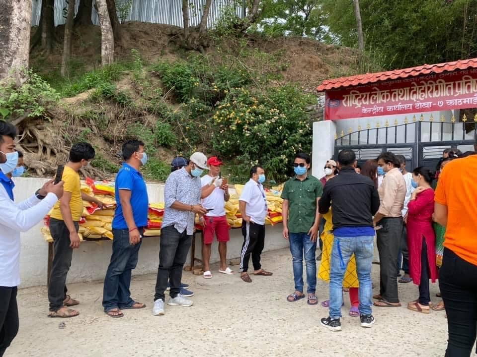 'रोगबाट आफैँ जोगिनुस् र भोगबाट हामी बचाउँछौं' भन्दै कलाकारलाई दिइयो १२ लाख बराबरको राहत