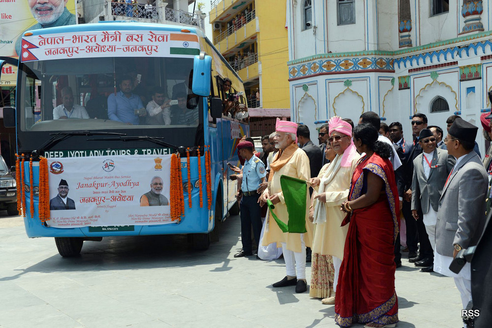 राम नेपालमा जन्मिएका भन्ने ओलीले तीन वर्ष अगाडि मोदीसँग कुम जोड्दै अयोध्याका लागि बस उद्घाटन गरेका थिए