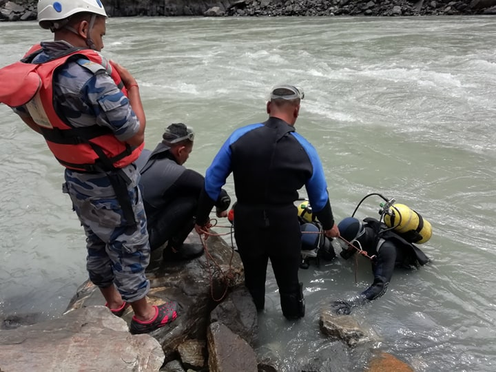 दुई दिनदेखि त्रिशूलीमा कारसहित खसेका तीन जना अझै भेटिएनन्, सशस्त्रको गोताखोरले पनि पत्ता लगाएन