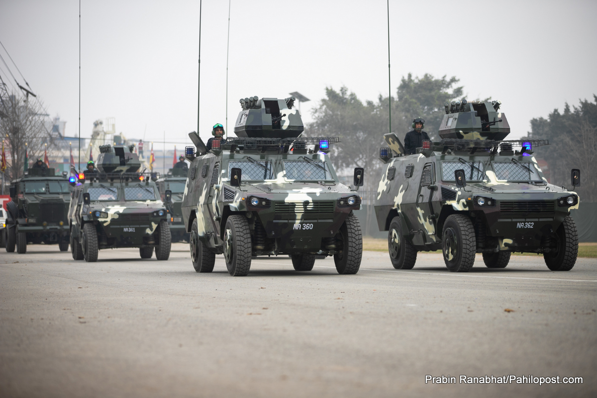 सोमबार राति नेपाली सेनाले अभ्यासको क्रममा चक्रपथमा बख्तरबन्द गाडीले परिक्रमा गर्दै