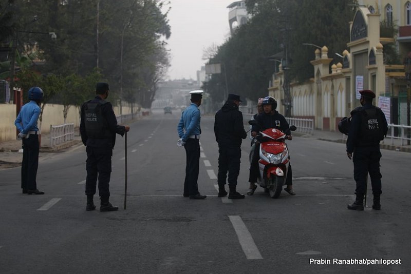 प्रहरीको 'फोकस' सवारी साधनमा, पसलहरू फाटफुट खुल्ला