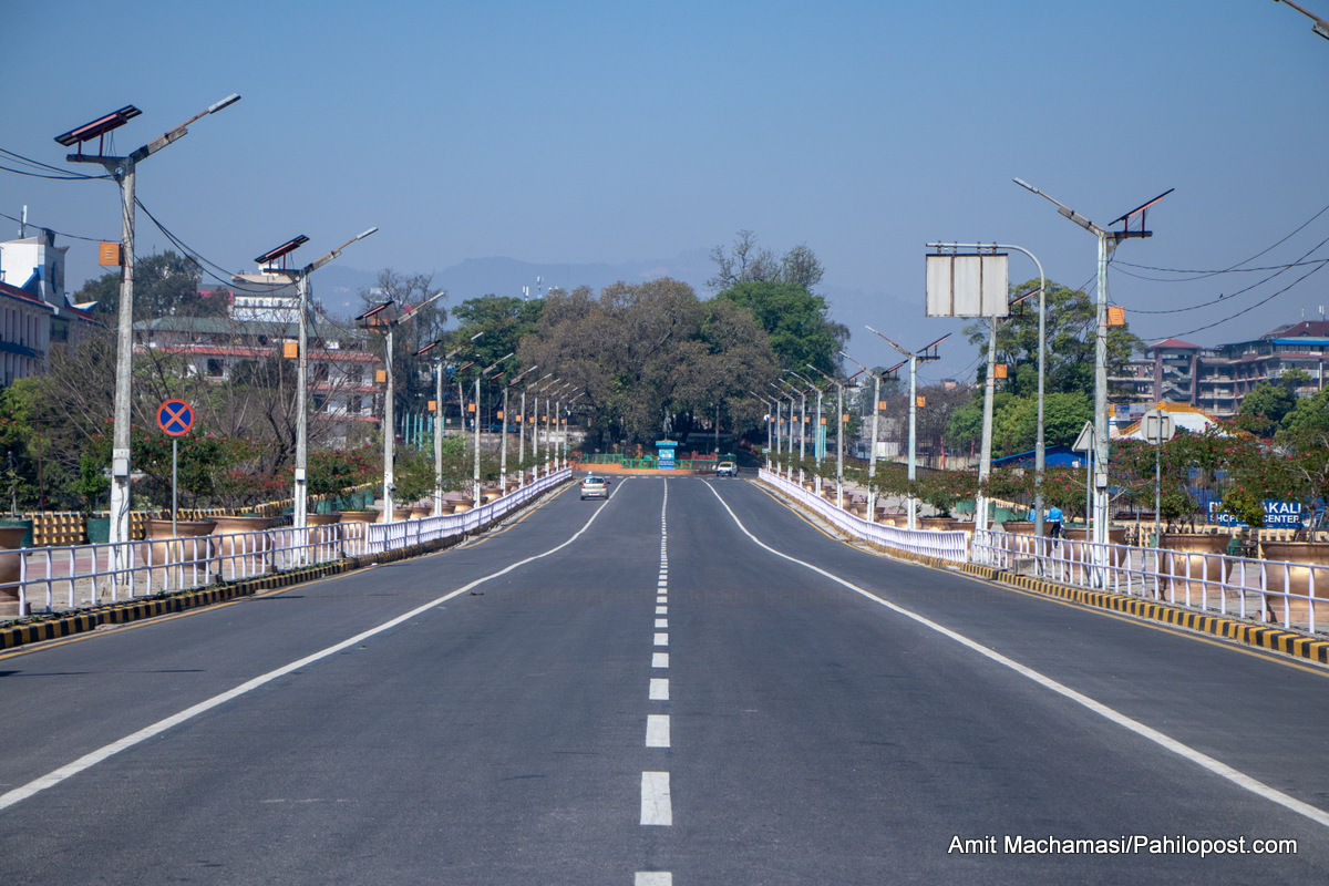 लकडाउनमा सवारीको गति समस्या बन्दैः लाइसेन्स नभएका चालकले चलाएको कारले ठक्कर दिँदा ट्राफिक प्रहरी घाइते,आइसियुमा राखेर उपचार हुँदै
